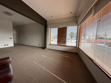 VENTA DE LINDA Y AMPLIA CASA EN ESQUINA EN LA ENCANTADA DE VILLA
