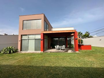 VENTA DE LINDA Y AMPLIA CASA EN ESQUINA EN LA ENCANTADA DE VILLA
