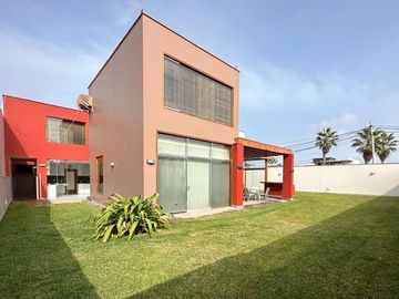VENTA DE LINDA Y AMPLIA CASA EN ESQUINA EN LA ENCANTADA DE VILLA