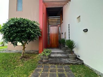 VENTA DE LINDA Y AMPLIA CASA EN ESQUINA EN LA ENCANTADA DE VILLA