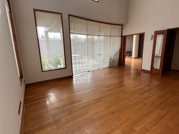 VENTA DE LINDA Y AMPLIA CASA EN ESQUINA EN LA ENCANTADA DE VILLA