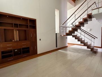 VENTA DE LINDA Y AMPLIA CASA EN ESQUINA EN LA ENCANTADA DE VILLA