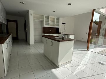 VENTA DE LINDA Y AMPLIA CASA EN ESQUINA EN LA ENCANTADA DE VILLA