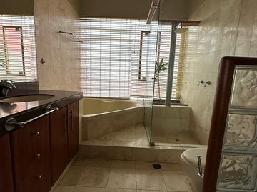 VENTA DE LINDA Y AMPLIA CASA EN ESQUINA EN LA ENCANTADA DE VILLA