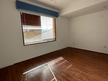 VENTA DE LINDA Y AMPLIA CASA EN ESQUINA EN LA ENCANTADA DE VILLA