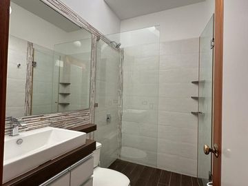VENTA DE LINDA Y AMPLIA CASA EN ESQUINA EN LA ENCANTADA DE VILLA