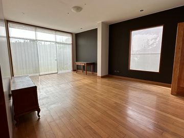 VENTA DE LINDA Y AMPLIA CASA EN ESQUINA EN LA ENCANTADA DE VILLA