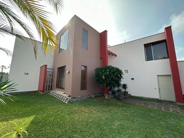 VENTA DE LINDA Y AMPLIA CASA EN ESQUINA EN LA ENCANTADA DE VILLA