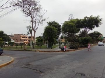ALQUILO CENTRICO EDIFICIO AV. IZAGUIRRE EN ESQUINA