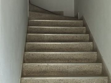 ALQUILO CENTRICO EDIFICIO AV. IZAGUIRRE EN ESQUINA