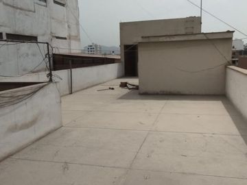 ALQUILO CENTRICO EDIFICIO AV. IZAGUIRRE EN ESQUINA