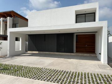 CASA EN VENTA EN LA ESPIGA CON CUARTA RECAMARA  Y BAÑO COMPLETO EN PLANTA BAJA