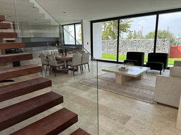 CASA EN VENTA EN LA ESPIGA CON CUARTA RECAMARA  Y BAÑO COMPLETO EN PLANTA BAJA