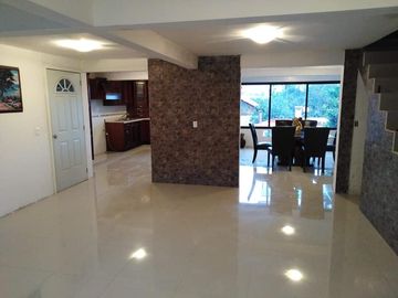 CASA EN VENTA DE RECUPERACION BANCARIA EN JOAQUIN FERNANDEZ DE LIZARDI, CIUDAD SATELITE, NAUCALPAN, EDOMEX, C.P. 53100.