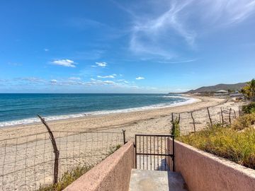 CASA EN VENTA CON FRENTE DE PLAYA  EN LAS TINAS, EAST CAPE B.C.S.