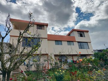 TERRENO CON CASA rentera DE DOS DEPARTAMENTOS Y SUITE EN VENTA.PINLLO AMBATO