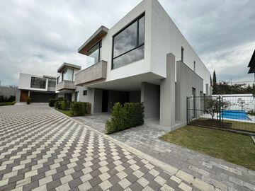 CASA DE VENTA EN PUEMBO CON PISCINA