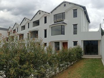 Casas en MIRASIERRA. Por estrenar con 3 o 4 dormitorios. Amplios parqueaderos, balcón, Patios posteriores Casas por estrenar 4 parqueaderos y 4 dormit