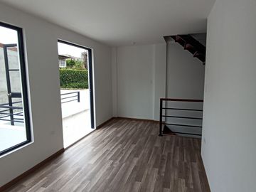 Casas en MIRASIERRA. Por estrenar con 3 o 4 dormitorios. Amplios parqueaderos, balcón, Patios posteriores Casas por estrenar 4 parqueaderos y 4 dormit