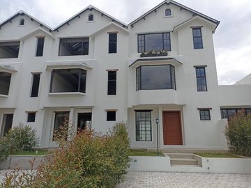 Casas en MIRASIERRA. Por estrenar con 3 o 4 dormitorios. Amplios parqueaderos, balcón, Patios posteriores Casas por estrenar 4 parqueaderos y 4 dormit