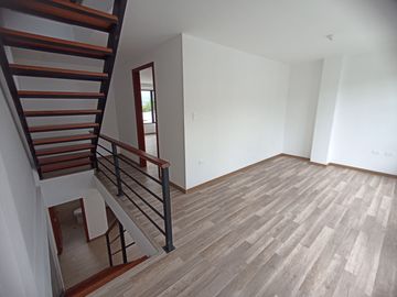 Casas en MIRASIERRA. Por estrenar con 3 o 4 dormitorios. Amplios parqueaderos, balcón, Patios posteriores Casas por estrenar 4 parqueaderos y 4 dormit