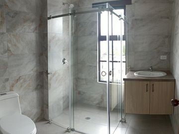 Casas en MIRASIERRA. Por estrenar con 3 o 4 dormitorios. Amplios parqueaderos, balcón, Patios posteriores Casas por estrenar 4 parqueaderos y 4 dormit