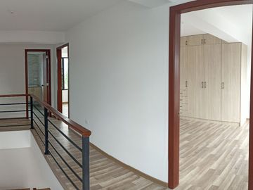 Casas en MIRASIERRA. Por estrenar con 3 o 4 dormitorios. Amplios parqueaderos, balcón, Patios posteriores Casas por estrenar 4 parqueaderos y 4 dormit