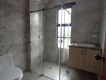 Casas en MIRASIERRA. Por estrenar con 3 o 4 dormitorios. Amplios parqueaderos, balcón, Patios posteriores Casas por estrenar 4 parqueaderos y 4 dormit