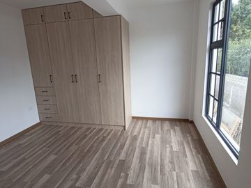 Casas en MIRASIERRA. Por estrenar con 3 o 4 dormitorios. Amplios parqueaderos, balcón, Patios posteriores Casas por estrenar 4 parqueaderos y 4 dormit