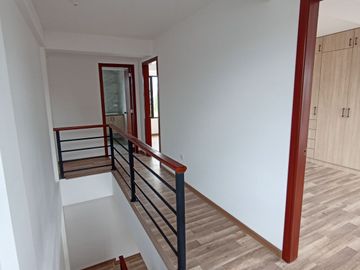 Casas en MIRASIERRA. Por estrenar con 3 o 4 dormitorios. Amplios parqueaderos, balcón, Patios posteriores Casas por estrenar 4 parqueaderos y 4 dormit