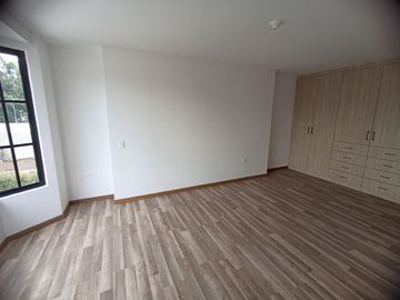 Casas en MIRASIERRA. Por estrenar con 3 o 4 dormitorios. Amplios parqueaderos, balcón, Patios posteriores Casas por estrenar 4 parqueaderos y 4 dormit