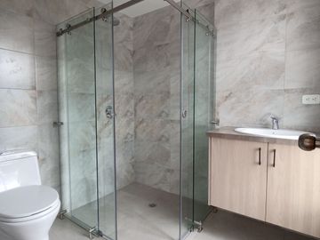 Casas en MIRASIERRA. Por estrenar con 3 o 4 dormitorios. Amplios parqueaderos, balcón, Patios posteriores Casas por estrenar 4 parqueaderos y 4 dormit