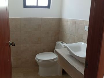 Casas en MIRASIERRA. Por estrenar con 3 o 4 dormitorios. Amplios parqueaderos, balcón, Patios posteriores Casas por estrenar 4 parqueaderos y 4 dormit