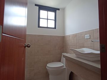 Casas en MIRASIERRA. Por estrenar con 3 o 4 dormitorios. Amplios parqueaderos, balcón, Patios posteriores Casas por estrenar 4 parqueaderos y 4 dormit