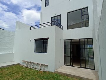 Casas en MIRASIERRA. Por estrenar con 3 o 4 dormitorios. Amplios parqueaderos, balcón, Patios posteriores Casas por estrenar 4 parqueaderos y 4 dormit