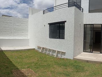 Casas en MIRASIERRA. Por estrenar con 3 o 4 dormitorios. Amplios parqueaderos, balcón, Patios posteriores Casas por estrenar 4 parqueaderos y 4 dormit