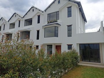 Casas en MIRASIERRA. Por estrenar con 3 o 4 dormitorios. Amplios parqueaderos, balcón, Patios posteriores Casas por estrenar 4 parqueaderos y 4 dormit
