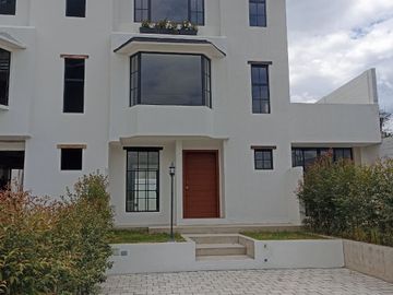 Casas en MIRASIERRA. Por estrenar con 3 o 4 dormitorios. Amplios parqueaderos, balcón, Patios posteriores Casas por estrenar 4 parqueaderos y 4 dormit