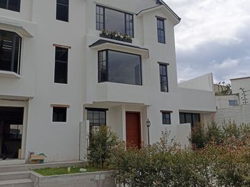 Casas en MIRASIERRA. Por estrenar con 3 o 4 dormitorios. Amplios parqueaderos, balcón, Patios posteriores Casas por estrenar 4 parqueaderos y 4 dormit