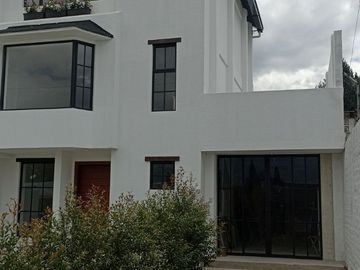 Casas en MIRASIERRA. Por estrenar con 3 o 4 dormitorios. Amplios parqueaderos, balcón, Patios posteriores Casas por estrenar 4 parqueaderos y 4 dormit