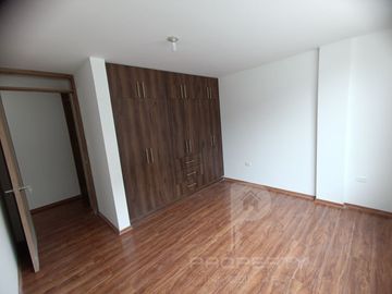 Casa por estrenar en venta dentro de urbanización. DOMOTIZADA viene con cámaras de seguridad, cerca eléctrica, puerta eléctrica de garage, citófono in