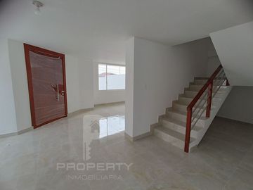 Casa por estrenar en venta dentro de urbanización. DOMOTIZADA viene con cámaras de seguridad, cerca eléctrica, puerta eléctrica de garage, citófono in