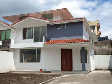 Casa por estrenar en venta dentro de urbanización. DOMOTIZADA viene con cámaras de seguridad, cerca eléctrica, puerta eléctrica de garage, citófono in