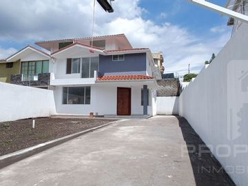 Casa por estrenar en venta dentro de urbanización. DOMOTIZADA viene con cámaras de seguridad, cerca eléctrica, puerta eléctrica de garage, citófono in