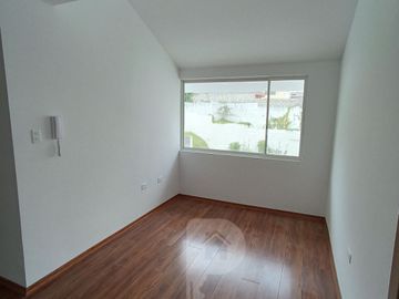 Casa por estrenar en venta dentro de urbanización. DOMOTIZADA viene con cámaras de seguridad, cerca eléctrica, puerta eléctrica de garage, citófono in