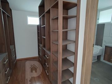 Casa por estrenar en venta dentro de urbanización. DOMOTIZADA viene con cámaras de seguridad, cerca eléctrica, puerta eléctrica de garage, citófono in