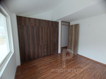 Casa por estrenar en venta dentro de urbanización. DOMOTIZADA viene con cámaras de seguridad, cerca eléctrica, puerta eléctrica de garage, citófono in