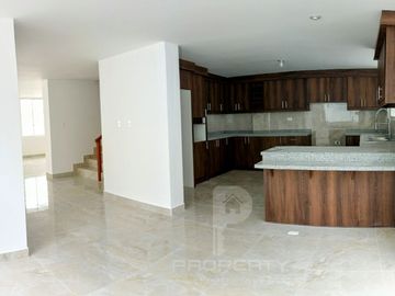 Casa por estrenar en venta dentro de urbanización. DOMOTIZADA viene con cámaras de seguridad, cerca eléctrica, puerta eléctrica de garage, citófono in