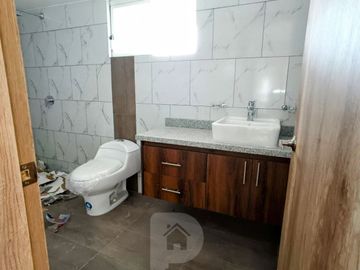 Casa por estrenar en venta dentro de urbanización. DOMOTIZADA viene con cámaras de seguridad, cerca eléctrica, puerta eléctrica de garage, citófono in