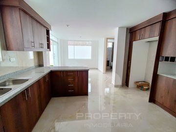 Casa por estrenar en venta dentro de urbanización. DOMOTIZADA viene con cámaras de seguridad, cerca eléctrica, puerta eléctrica de garage, citófono in